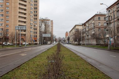 Moskova, Rusya, 30 Kasım 2020: Zoya ve Alexander Kosmodemyanskikh caddelerini, merkezdeki yeşil şeritten hangi arabaların geçtiği