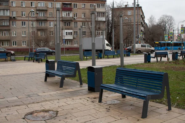 モスクワ ロシア 2020年11月30日 ボリシャヤAkademicheskayaとZoyaとAlexandra Kosmodemyanskich通りの角には青いベンチと投票箱があります — ストック写真