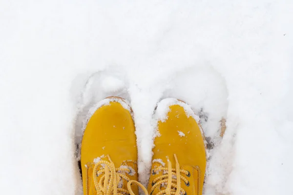 黄色的靴子站在白雪中 — 图库照片