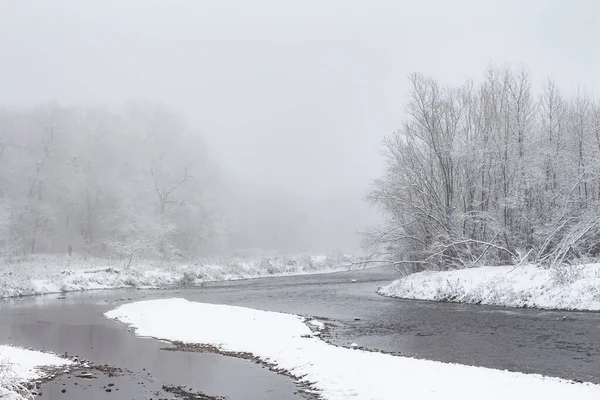 Paesaggio Invernale Alberi Innevati Lungo Fiume — Foto Stock