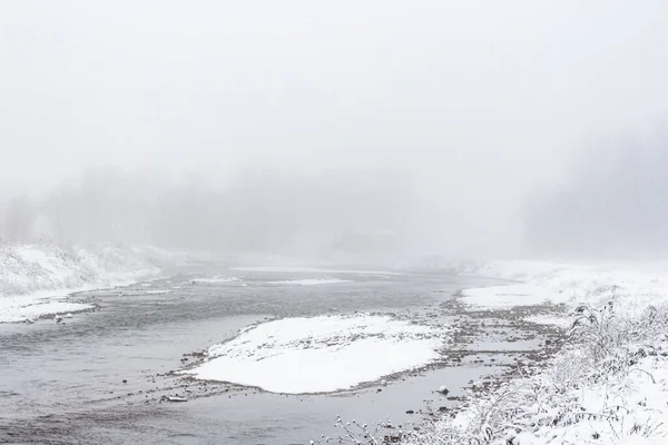 Paesaggio Invernale Alberi Innevati Lungo Fiume — Foto Stock