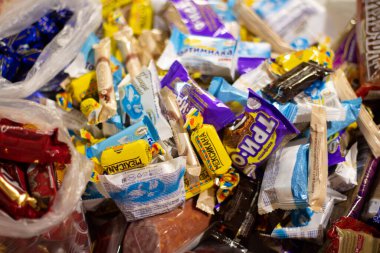 Pyatigorsk, Rusya, 13 Ocak 2021: Açık renkli ambalajlar masanın üzerinde ve şeffaf plastik torbalarda yatıyor