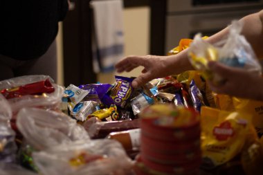 Pyatigorsk, Rusya, 13 Ocak 2021: Açık renkli ambalajlar masanın üzerinde ve şeffaf plastik torbalarda yatıyor