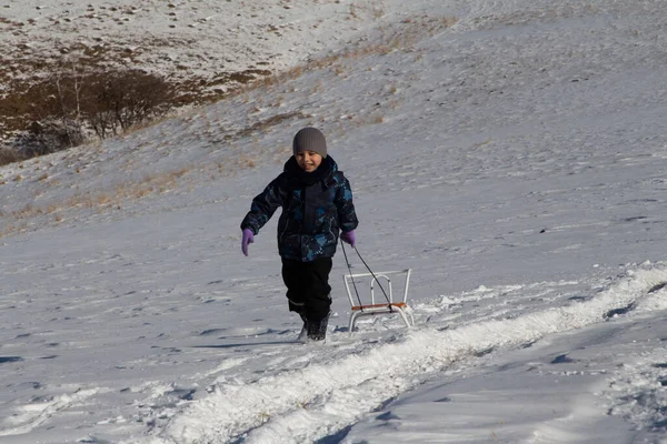 Ragazzo Abiti Invernali Corre Attraverso Campo Innevato Tira Una Slitta — Foto Stock