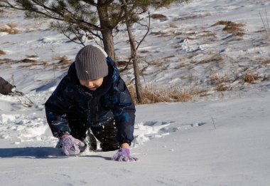 Çocuklar karda oynuyor: karda emekleyin, yakalayın ve kartopu oynayın