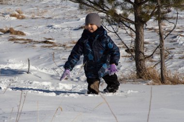 Çocuklar karda oynuyor: karda emekleyin, yakalayın ve kartopu oynayın