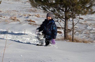 Çocuklar karda oynuyor: karda emekleyin, yakalayın ve kartopu oynayın