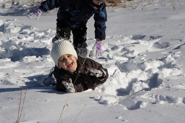 Bambini Giocano Nella Neve Strisciare Nella Neve Giocare Recuperare Palle — Foto Stock