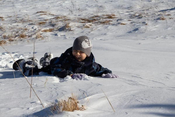 Bambini Giocano Nella Neve Strisciare Nella Neve Giocare Recuperare Palle — Foto Stock