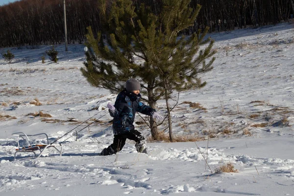 Ragazzo Corre Attraverso Campo Neve Cadendo Nella Neve Ride Allegramente — Foto Stock