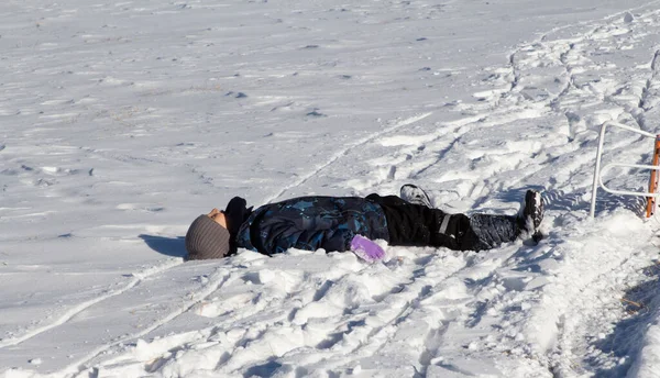 Мальчик Лежит Спине Снегу Руки Ноги Вытянуты Делает Фигуру Снежного — стоковое фото