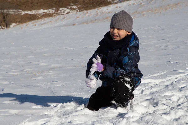 Bambini Giocano Nella Neve Strisciare Nella Neve Giocare Recuperare Palle — Foto Stock