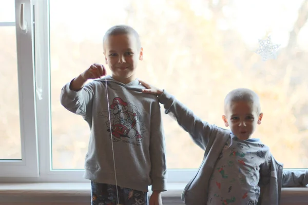 İki erkek kardeşin portresi. Yan yana duran kardeşler.