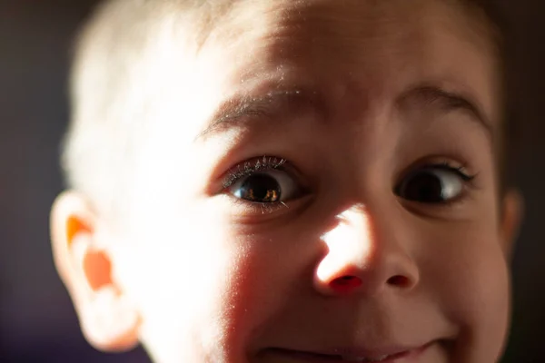 Портрет Маленького Хлопчика Коричневими Очима Довгими Чорними Віями Крупним Планом — стокове фото