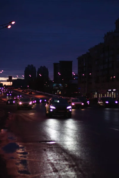 Akşamları Moskova Sokaklarında Araba Trafiği — Stok fotoğraf