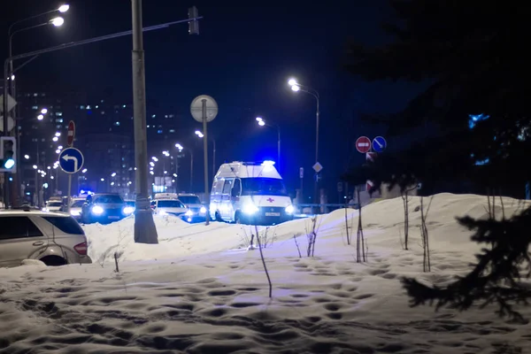 Moskau Russland Februar 2021 Ein Krankenwagen Fährt Auf Nachtstraßen Mit — Stockfoto