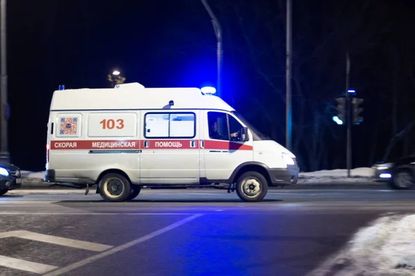 Moskova, Rusya, 02 Şubat 2021: Bir ambulans gece yollarında yanıp sönen bir ışıkla ilerliyor. 