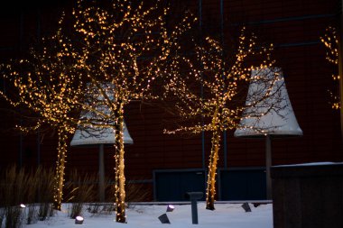 Metropolis iş merkezinin önündeki çelenklerde ağaçlar 