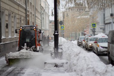 Moskova, Rusya, 14 Şubat 2021: Bolshaya Dmitrovka caddesindeki kaldırımda kar temizleme ekipmanları sürüyor 