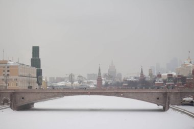 Bolşoy Mokvoretsky köprüsünün manzarası ve Zaryadye parkının gözlem güvertesinden arabalar. 