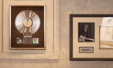 Moskova, Rusya, 22 Şubat 2021: Hard Rock Cafe 'nin içi, duvarlarda platin diskler ve cam altında plaklar 