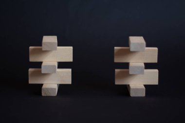 Siyah arkaplanda tahta bloklar 