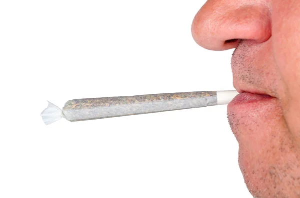 Hombre cara fumar marihuana conjunta aislado en blanco — Foto de Stock