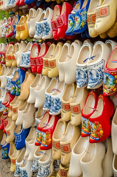 Традиційного голландського сабо дерев'яні взуття в сувенірному магазині Амстердам — стокове фото
