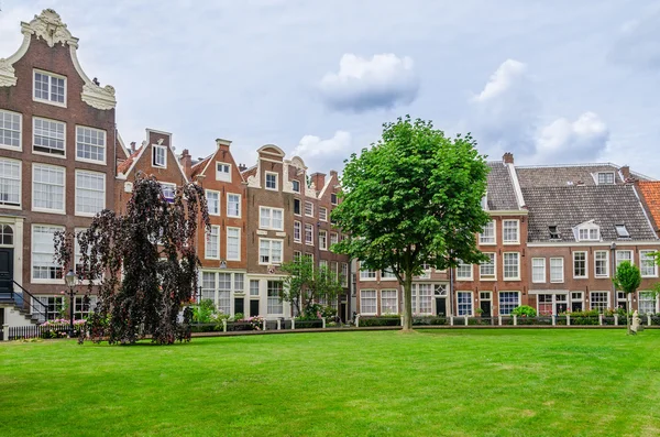 Staré nádvoří Begijnhof v Amsterdamu, Nizozemsko — Stock fotografie