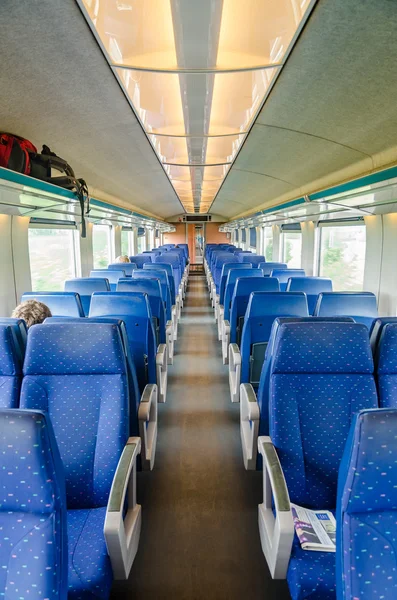 Emtpy interieur van de trein voor lange en korte afstand Stockafbeelding