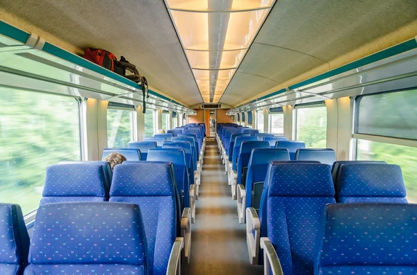 Interno Emtpy del treno per lunghe e brevi distanze — Foto Stock