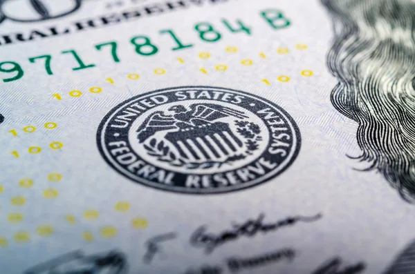 Ομοσπονδιακή Τράπεζα των ΗΠΑ σύμβολο σε εκατό δολαρίων νομοσχέδιο closeup mac — Φωτογραφία Αρχείου