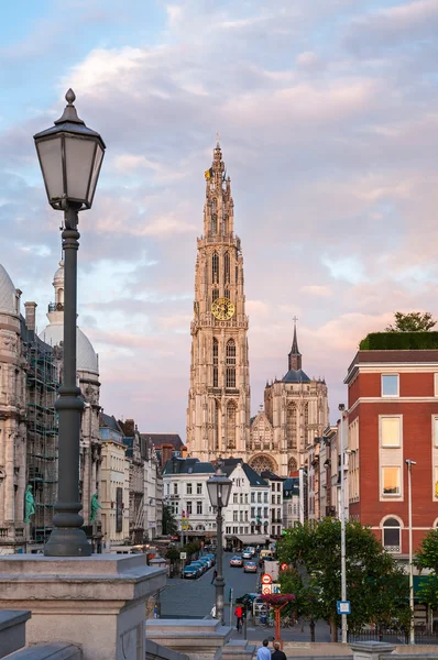 Katedralen i vår lady och suikerrui gatan i Antwerpen, Belgien — Stockfoto