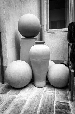 Seramik atölyesinde seramik bitmemiş pot ve küre şekilleri