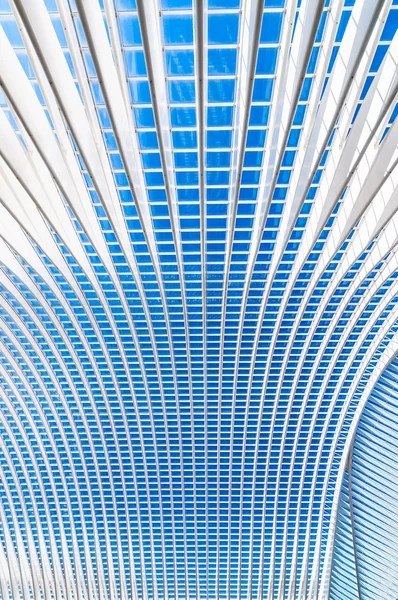 Transparante plafond in moderne treinstation met blauwe hemel — Stockfoto