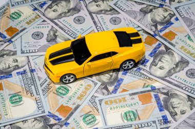 Amerikan dolar para zemin üzerine sarı spor araba