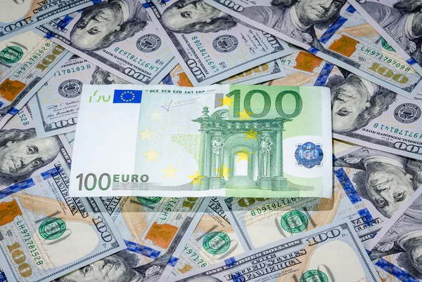 Einhundert Euro auf amerikanischem Dollargeld Stockbild
