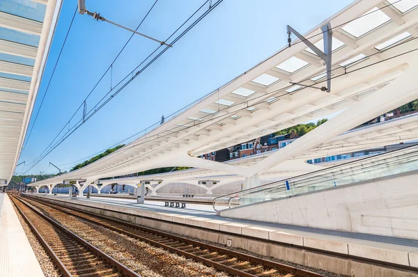 Estación de tren moderna con techo transparente y cielo azul — Foto de Stock