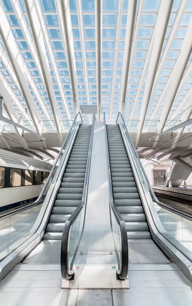 Escaleras mecánicas modernas vacías en el interior de la estación de metro — Foto de Stock