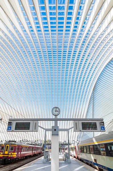 Estação ferroviária moderna com teto transparente e céu azul — Fotografia de Stock