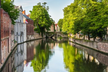 Geleneksel Avrupa mimari Bruges olması ile kanal üzerinden köprü