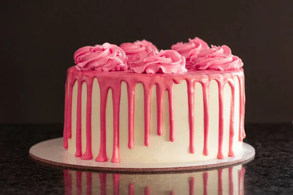 Розовый торт на черном фоне — стоковое фото