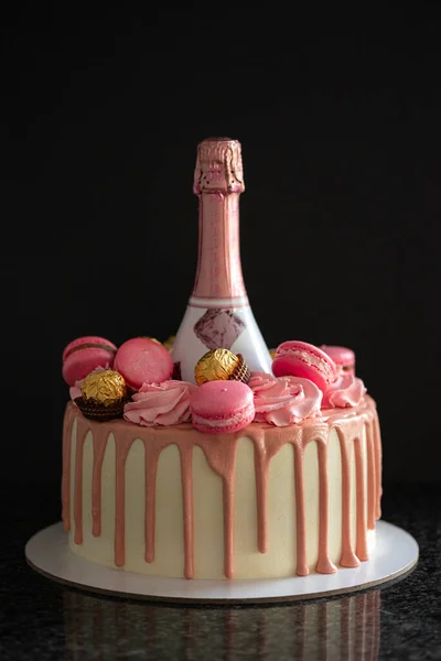 粉红生日蛋糕，背景是黑色的 — 图库照片