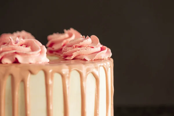 Рожевий торт на день народження на чорному тлі — стокове фото