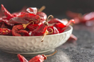 Kurutulmuş kırmızı biber ya da siyah mermer zemin üzerinde kırmızı biber, yakın çekim