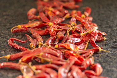 Kurutulmuş kırmızı biber ya da siyah mermer arka planda kırmızı biber, yakın plan, seçici odak