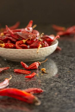 Kurutulmuş kırmızı biber ya da siyah mermer zemin üzerinde kırmızı biber, yakın çekim