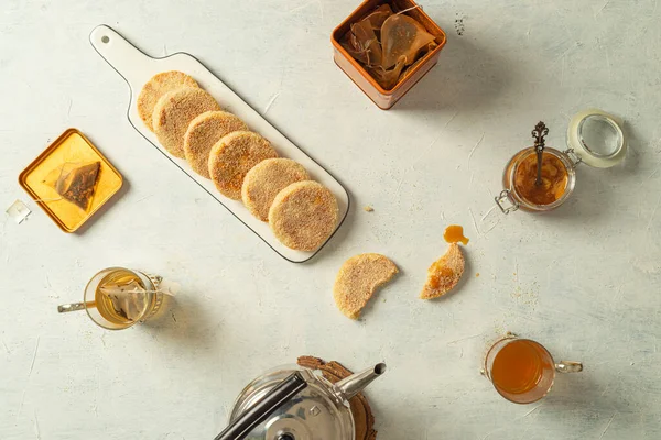 Марокканська гарячка Harcha Semolina pan. Кулінарний хліб подається з медом або сиропом, виготовленим з розплавленого масла і меду. Харча - традиційний сніданок з півночі Африки. — стокове фото