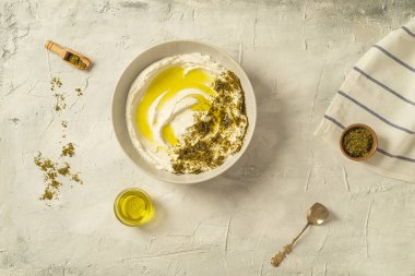 Popüler orta doğu iştah açıcı labirent veya labaneh, zeytinyağlı yumuşak beyaz keçi sütü peyniri, hyssop veya zaatar, gri masanın üzerinde pide ekmek ile servis edilir, deri yüzme.