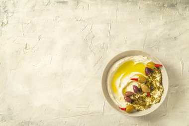 Popüler orta doğu iştah açıcı labirent veya labaneh, zeytinyağlı yumuşak beyaz keçi sütü peyniri, hyssop veya zaatar, gri masanın üzerinde pide ekmek ile servis edilir, deri yüzme.